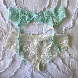 *SOLD* on Ⓜ️ NWT Victoria Secret Garter Belt